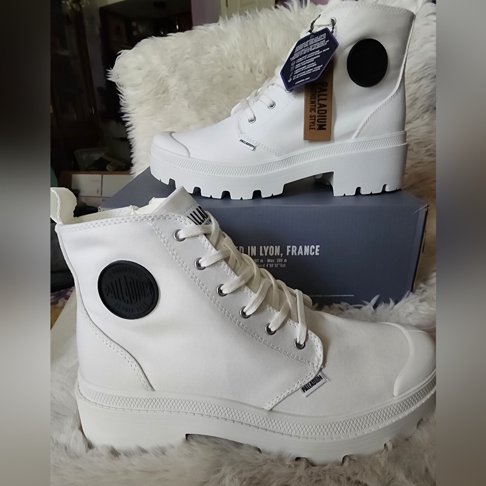 NWT. 9W. Palladium White Lace Up Boots with Classic Design